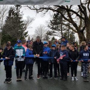 Tom Davis cutting ribbon at Kids Help Line Walk